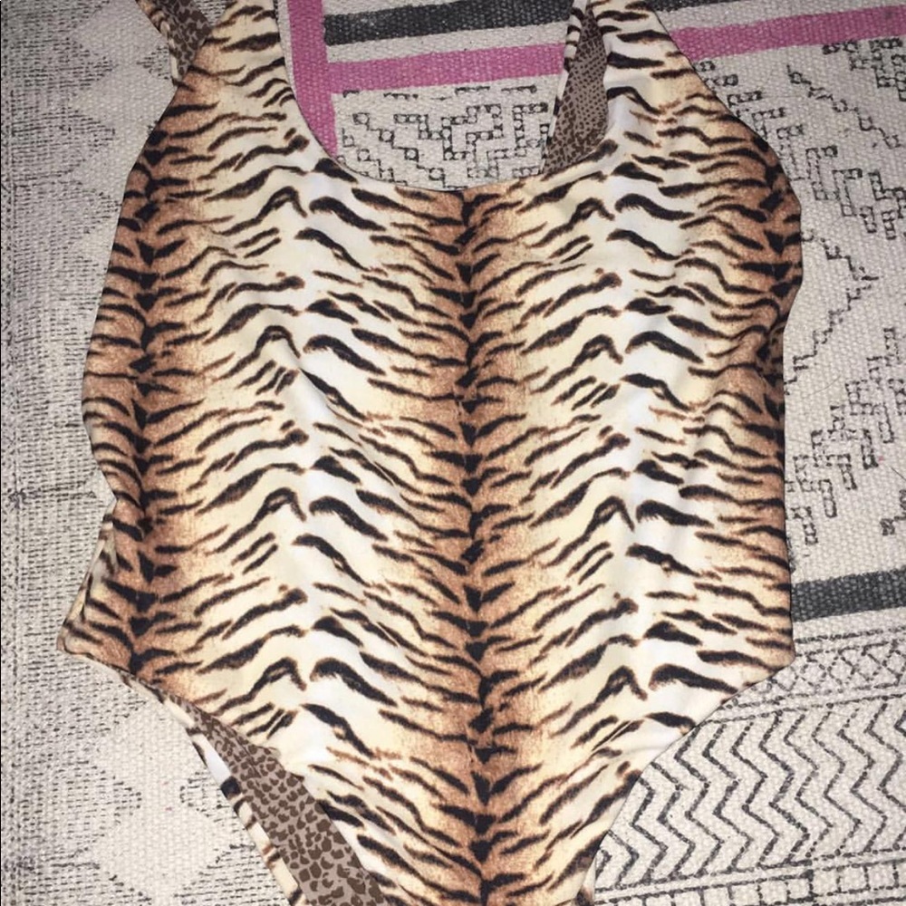 Acacia palm one piece